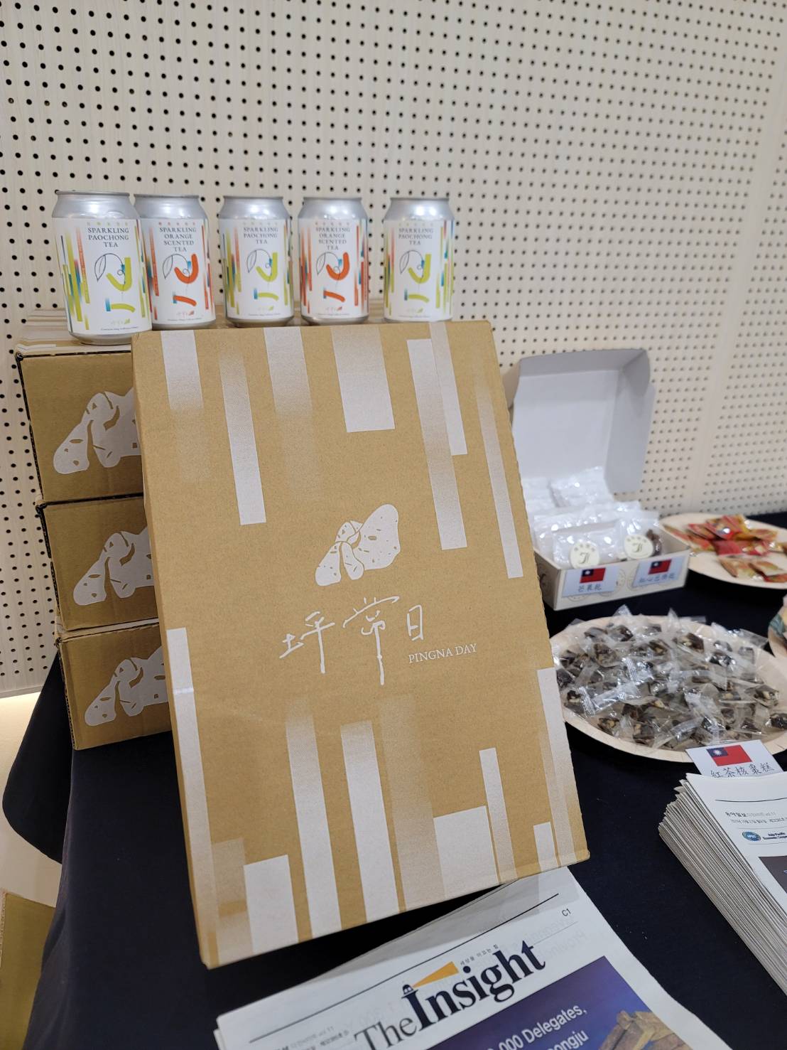 台灣館展示桌上坪常日Paochong Tea與Orange Tea與其他台灣食品同台陳列