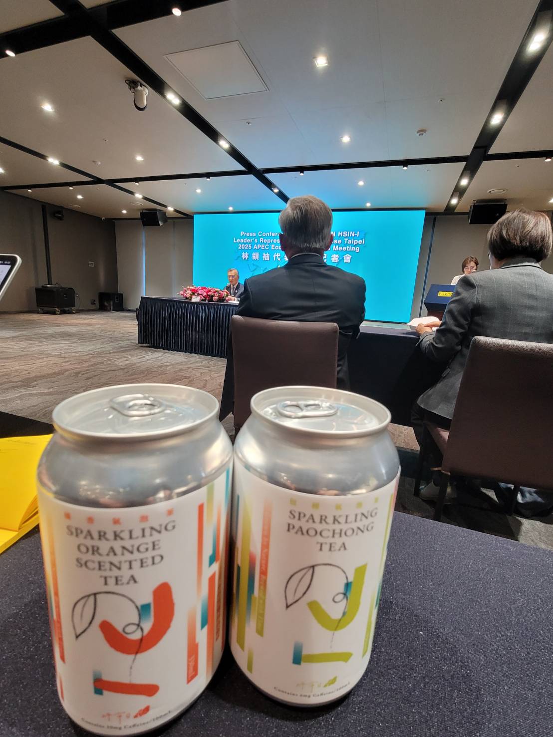 台灣特使林信義記者會客席桌上陳列一罐包種、一罐Orange Tea